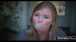 Chiquitita juguetona deja el skate para mamar verga. Melissa May