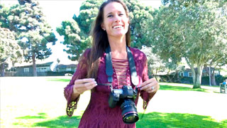 MILF fotógrafa se coge a un chavito en su estudio fotográfico. Sofie Marie