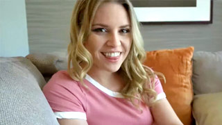 Belleza rubia mueve su trasero perfecto en un hotel de Las Vegas