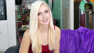 Rubita linda coge y luego enseña su coñito apretadito. Alexa Grace