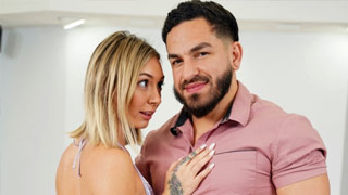 Chloe Temple chupa trasero, chupa los dedos de los pies y huele las axilas