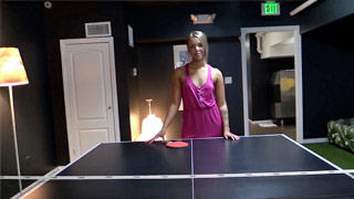 Chava inocente enojada por perder en el ping pong prefiere algo de sexo. Liza Rowe