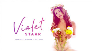 Violet Starr se quita su vestido blanco y su corona de flores, bien bonita