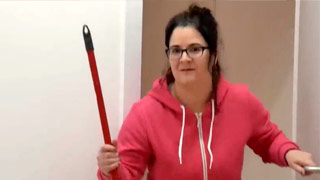 Tere Tetona, la chava de la limpieza, pilla a un actor bien parado y se lo echa