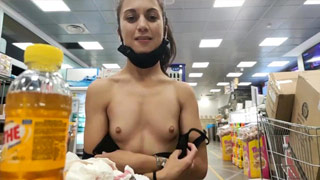 Exhibicionismo en la cafetería del supermercado. Francesca Palma
