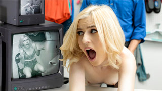 Joven inexperta desnudada y registrada por un agente de seguridad. Minxx Marii