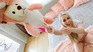 La chiquita hermanastra rubia platino se burla de su hermanastro. Haley Spades