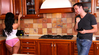 Anissa Kate cogida en la cocina
