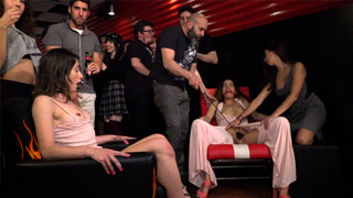 Penelope Cum y Valentina Bianco destrozadas en un bar de Barcelona