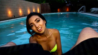 Chupada de noche en la alberca. Frida Sante