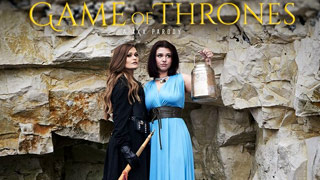 Juego de Tronos - Parodia XXX. Yara Greyjoy se echa a su sirvienta en la playa