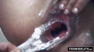 Amara Romani recibe un creampie y un facial