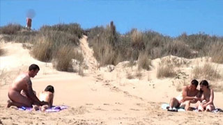 Ainara se coge a un mirón en la playa y una pareja se une a la diversión