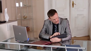 La caliente secretaria Angel Wicky tiene pies sexys