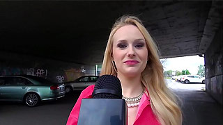 Rubia chichona es convencida para chupar verga en el parque. Angel Wicky