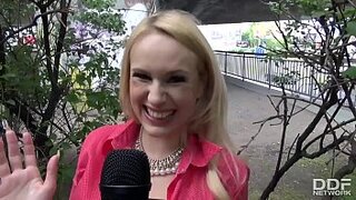 Rubia chichona es convencida para chupar verga en el parque. Angel Wicky