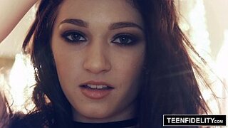 Belleza de 19 años cogiendo como una experta. Crystal Rae