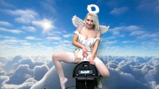 Una chica angelical masturbándose en las nubes. Ava Sinclaire