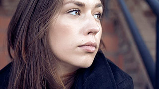 Madi Meadows estaba meditando en la puerta de su casa