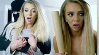 Chava inocente cogida por un acosador con una gran verga. Tiffany Watson