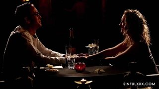 Cuarto lleno de espejos. Brandi Love y Ania Kinski