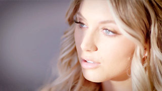 Hermosa rubia de ojos verdes ve al hombre de sus fantasías. Kayley Gunner