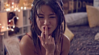 Guapa chava fumeta escuchando música se declara rebelde. Daisy Haze