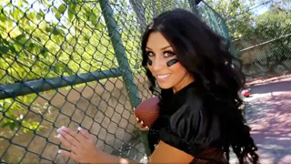 Latina pechugona en ropa deportiva de futbol americano aceita su gran trasero