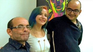 Una chavita sevillana llamada Amara se echa al padre y al hijo