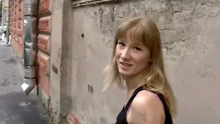 Una estudiante rubia busca lana en efectivo. Sonja