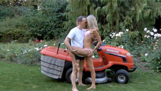 Doris Ivy chupa la verga y los huevos de un agricultor