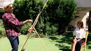 El pintor flechado por las chichis de la modelo pechugona Ella Knox