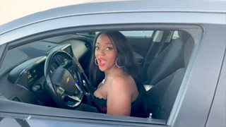 La conductora MILF negra Roxie Ray acepta echarse un palenque en MILF Trip