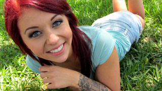 Madelyn Monroe es una preciosa adolescente pelirroja de ojos verdes