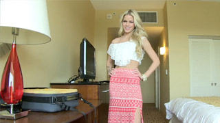 Jessa Rhodes nos deleita con su belleza y un buen palito