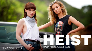 El atraco. Natalie Mar y Haley Reed