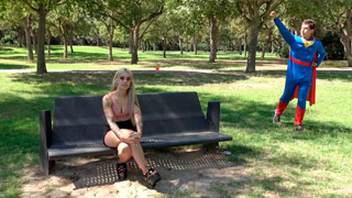Yasmine le pone el pito colorado a Superman