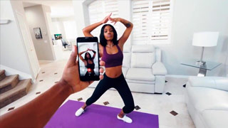 Lacey London cogida en pantalones de yoga rotos por su hermanastro