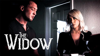 La sexy chica trans Aubrey Kate se coge a un viudo afligido