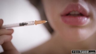 Mujer asume la identidad de su hermanita para coger al crush de su hermana