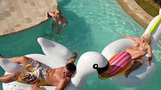 El intenso trío junto a la alberca de Katy Jayne y Vittoria Dolce