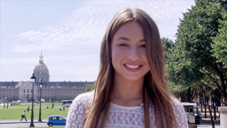 Rose es una colegiala con cara de niña buena que llega desde Holanda