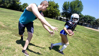 Pequeña latina es una crack al fútbol americano y a las vergas. Amber Summers