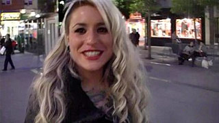 Baby Reed disfrutando la sidra por Gijón