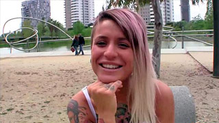 Tatuando su cara con mecos. Baby Reed