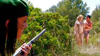 Tres guerrilleras calientes se cogen a un prisionero