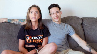 La principiante Skylar Angel monta sobre la verga del novato Jayden Marcos