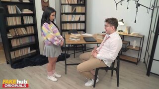 Así no se puede estudiar. Erica Black y Maria Wars