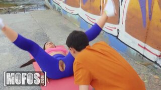 Una chava muy flexible hace ejercicio en la calle. Annie Reis