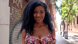 Una morena brasileña pasea por la calle. Tina Fire